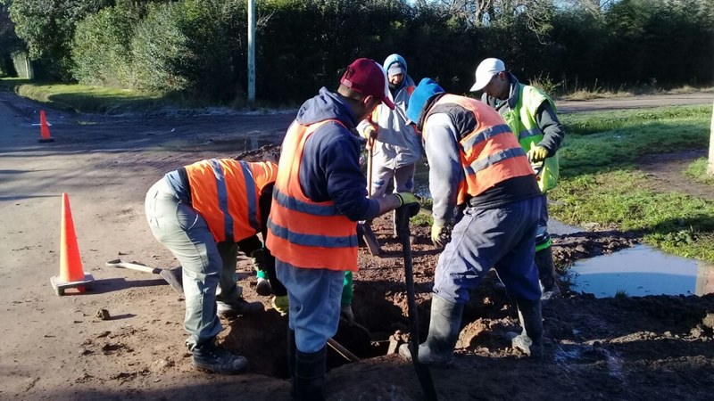 Colocación de caños de desagüe en el barrio Güemes