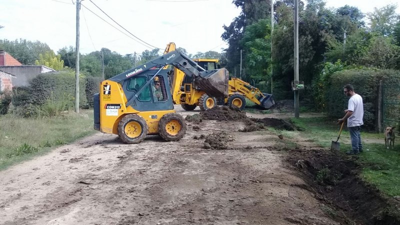 Continúa el zanjeo en la calle Tucuman del barrio Eva Perón