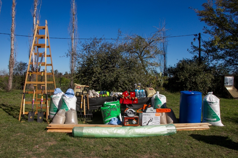 Entrega de herramientas en la huerta “La Esperanza”