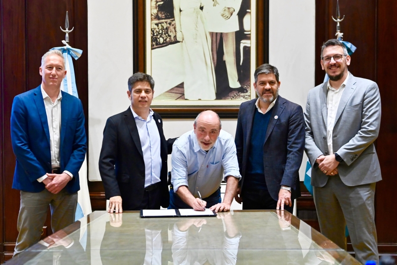 Curutchet y Kicillof firman convenios para incorporar equipamiento y acompa&ntilde;ar a emprendedores