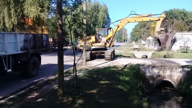 Limpieza del canal pluvial de la calle Libertad