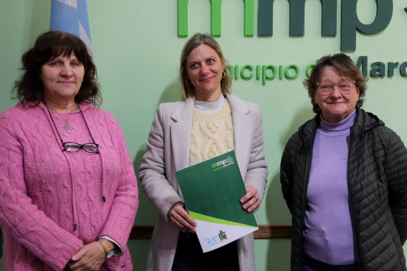 Entrega de apoyo econ&oacute;mico a la Escuela Agraria