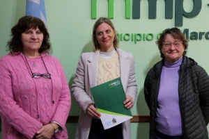 Entrega de apoyo econ&oacute;mico a la Escuela Agraria