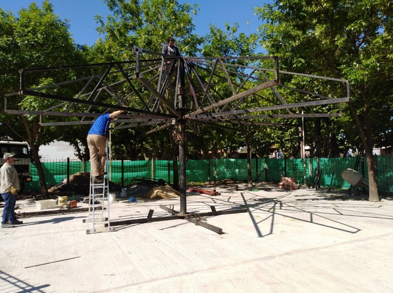 Avanza la instalación de la calesita en la Plaza de Juegos