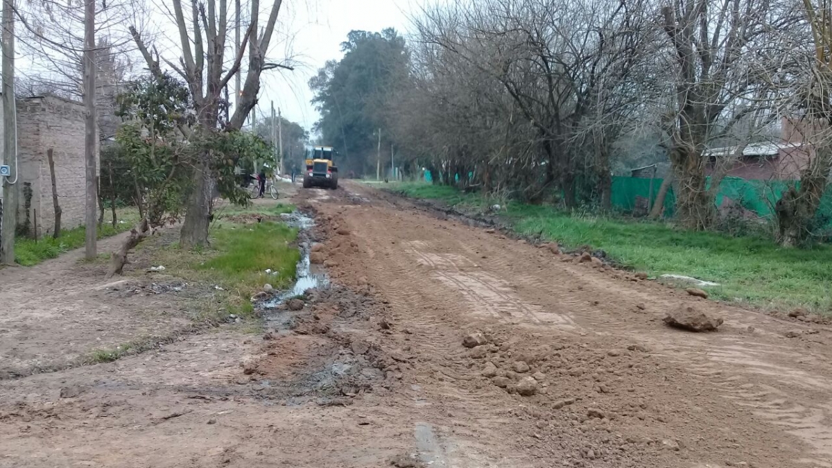 Avanza el nivelado y entoscado de la calle Pueyrredón en El Lucero