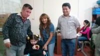 Entrega de una silla de ruedas a una niña con discapacidad