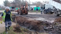 Colocación de caño de desagüe pluvial en La Milagrosa