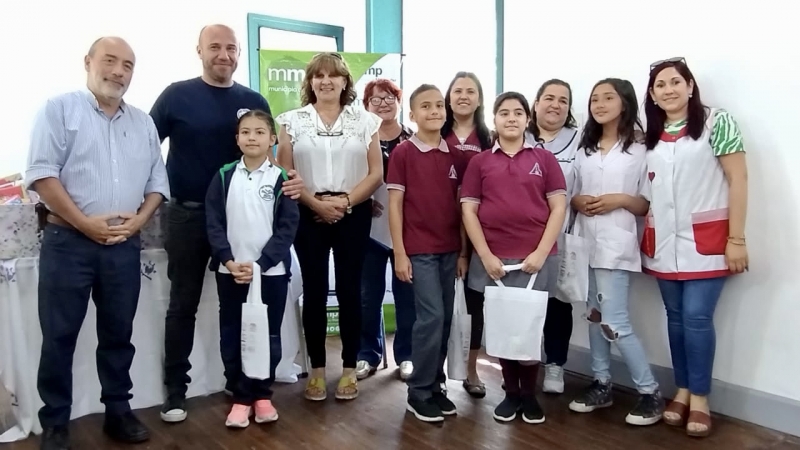 Entrega de reconocimiento a alumnos y alumnas