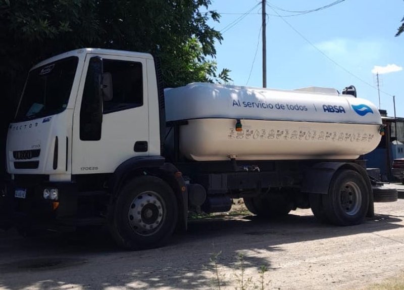 Camiones cisterna refuerzan la provisión de agua