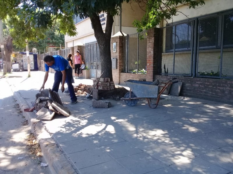 &quot;Vuelta al Cole&quot;: nuevas baldosas en la vereda de la Escuela N°2