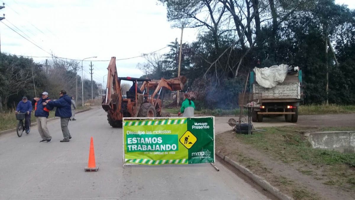 Limpieza de desagües pluviales en el barrio Eva Perón