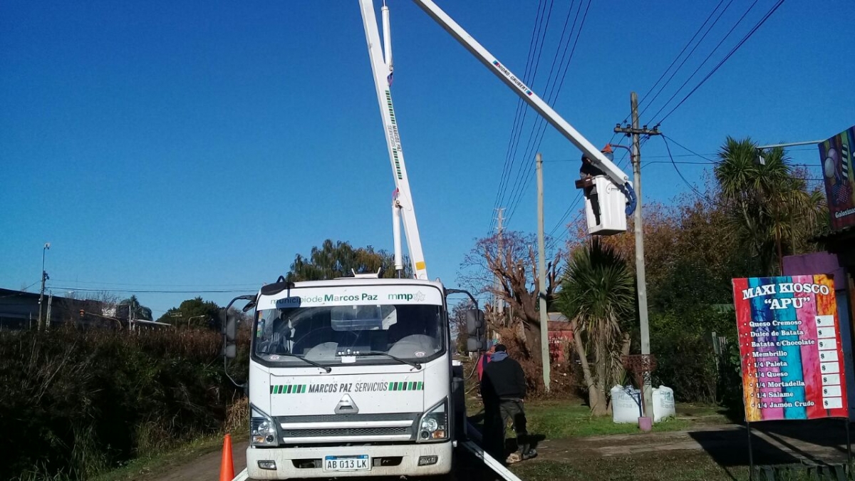 Reparación de luminarias en Rivadavia del barrio La Recova