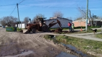 Colocación de caños de desagües pluvial en El Hornero