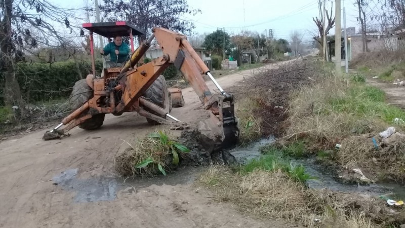 Colocación de caños de desagüe en El Prado