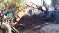 Colocación de caños de desagüe y zanjeo en el barrio Malvinas