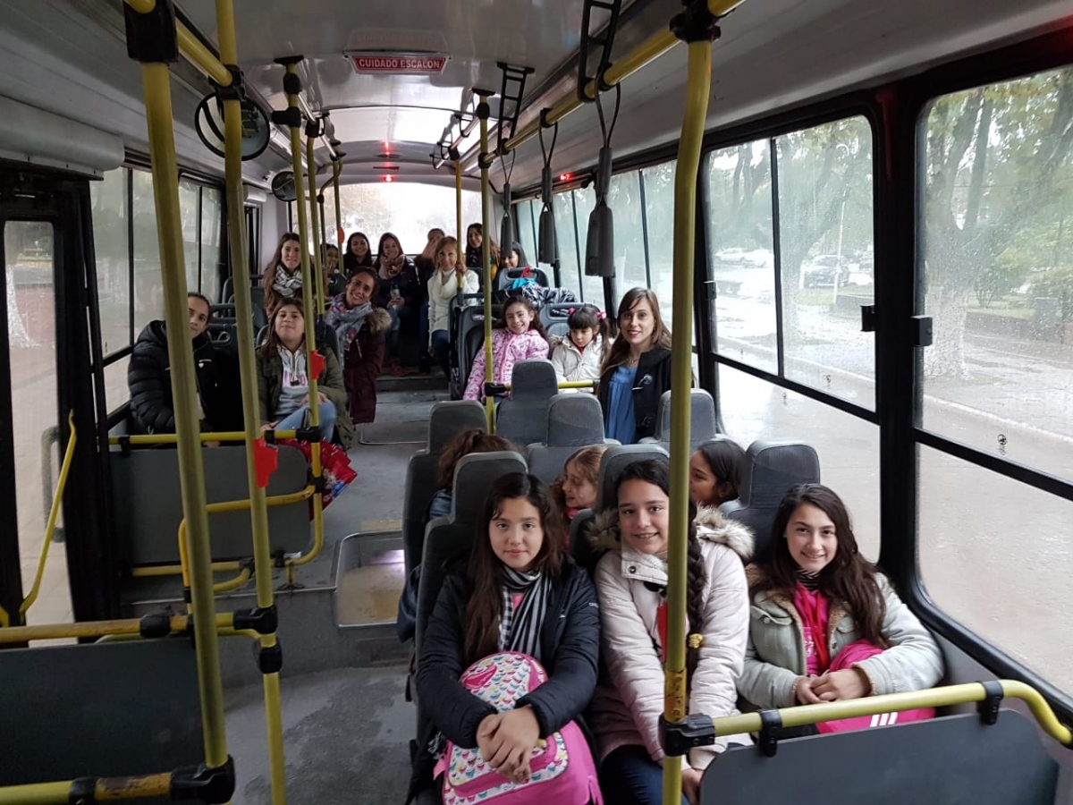 20 alumnas de la Escuela de Danzas visitan el Teatro Colón