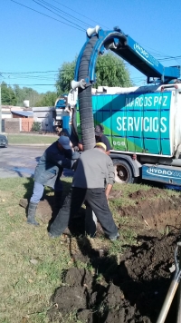 Desobstrucción de una boca de tormenta en Cuatro Esquinas