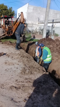 Colocación de caños de desagüe pluvial en El Prado