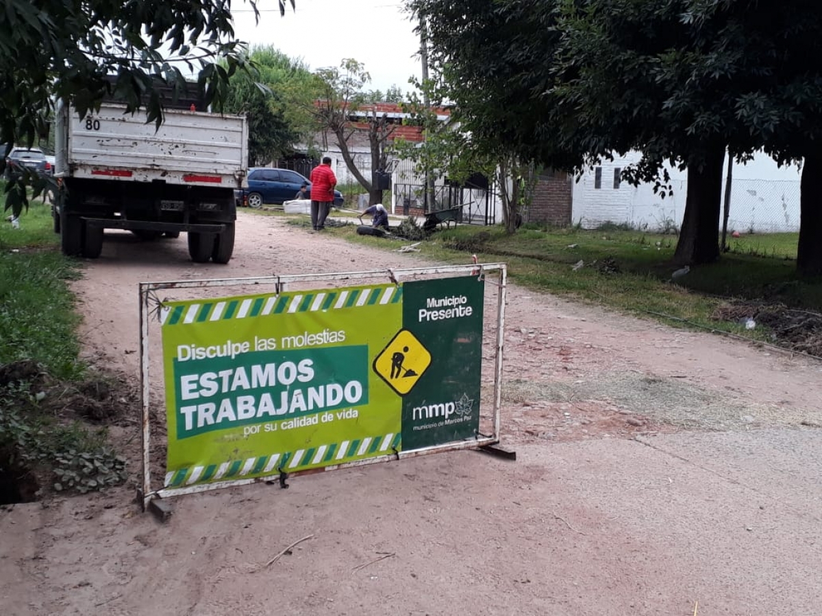 Limpieza de zanjas en calle Catamarca