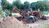 Colocación de caños de desagüe en Las Talitas