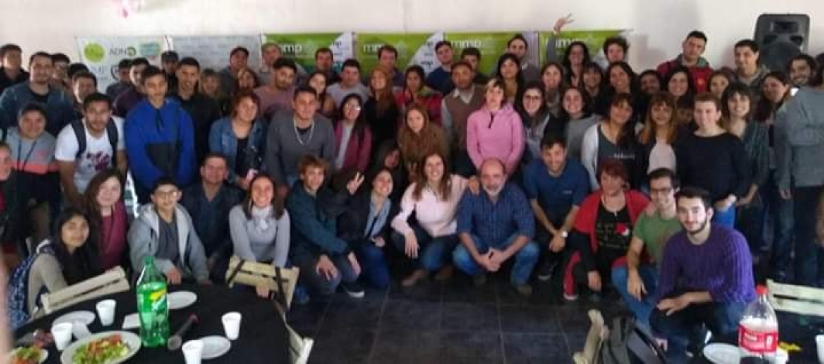 El intendente con jóvenes de la gestión en el Día de la Juventud