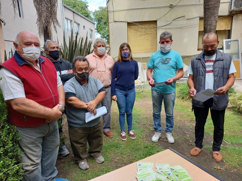 Entrega de pensiones y pases a vecinos