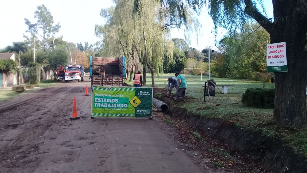 Colocación de caño de desagüe en el barrio Malvinas