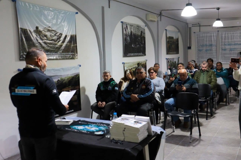 Presentaron el libro &ldquo;Homenaje: La Pasi&oacute;n de un Soldado por Correr y Malvinizar&rdquo;