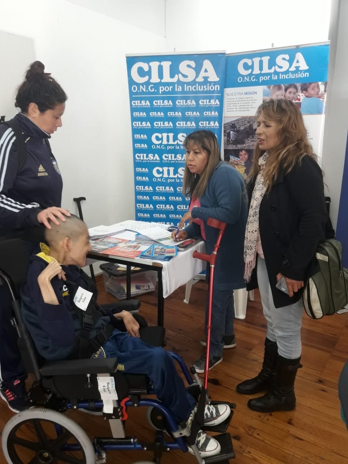 Entrega de una silla de ruedas especial para un vecino del barrio Bicentenario