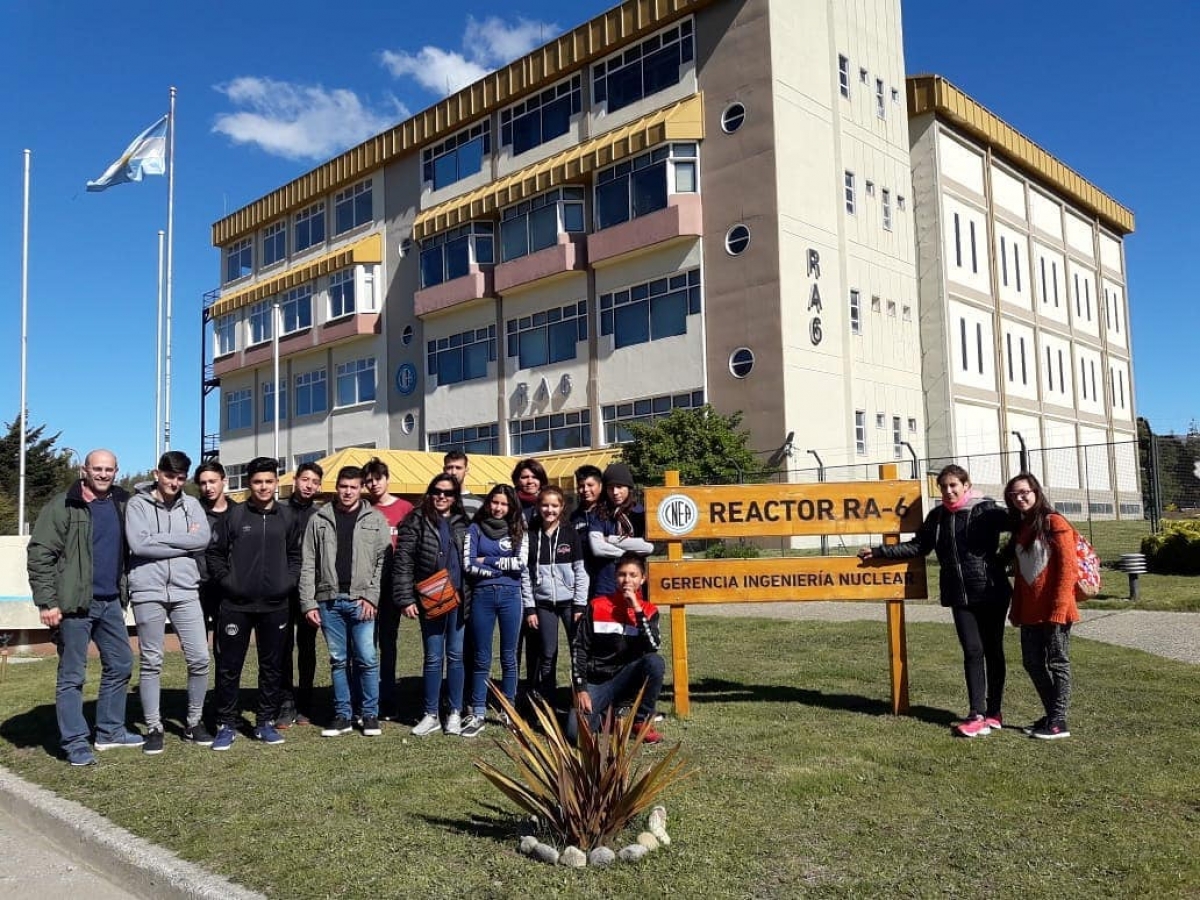 Visita al Instituto Balseiro de las y los ganadores del Concurso de Ideas