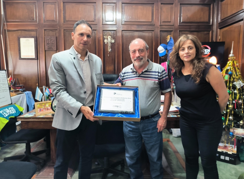 Entrega de placa conmemorativa el gerente del Banco Provincia