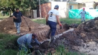 Colocación de caños de desagüe en la calle Montevideo