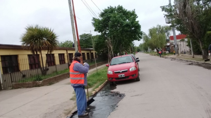 Limpieza de calles en el barrio Los Aromos