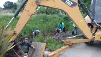 Limpieza de desagües pluviales en Rivadavia y Agüero