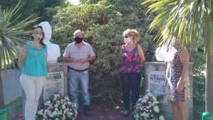 Ofrenda floral en el busto de Raúl Alfonsín