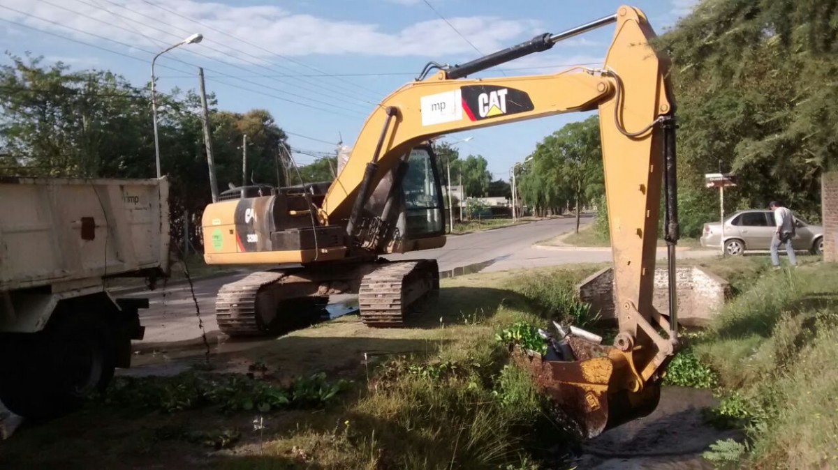 Continúa la desobstrucción de zanjas en El Lucero