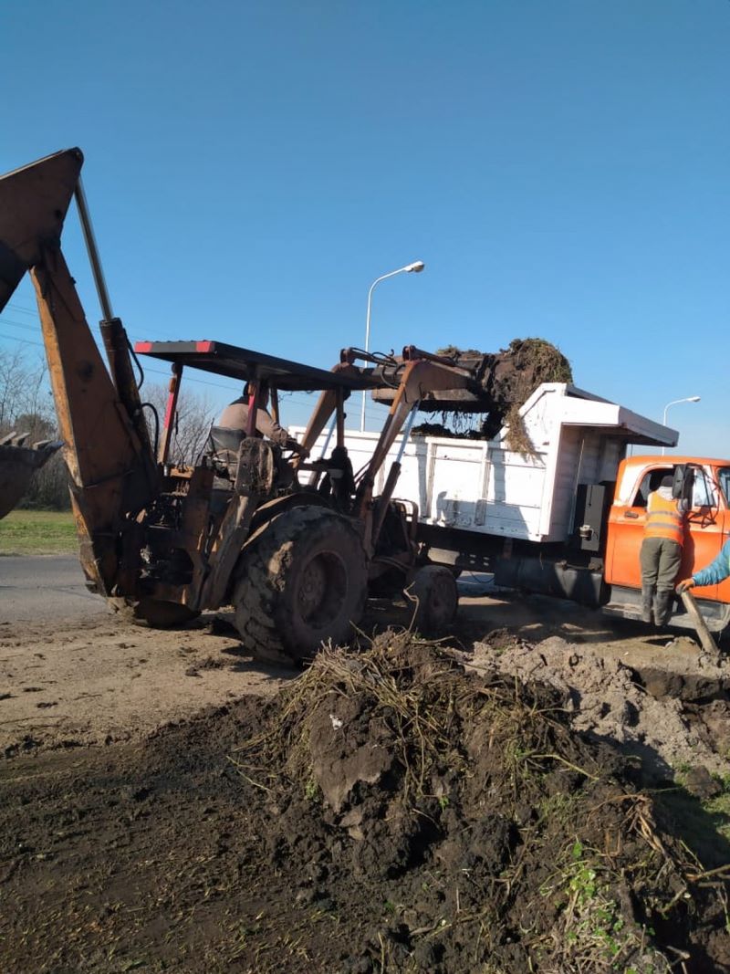 Limpieza y zanjeo en Ruta 40