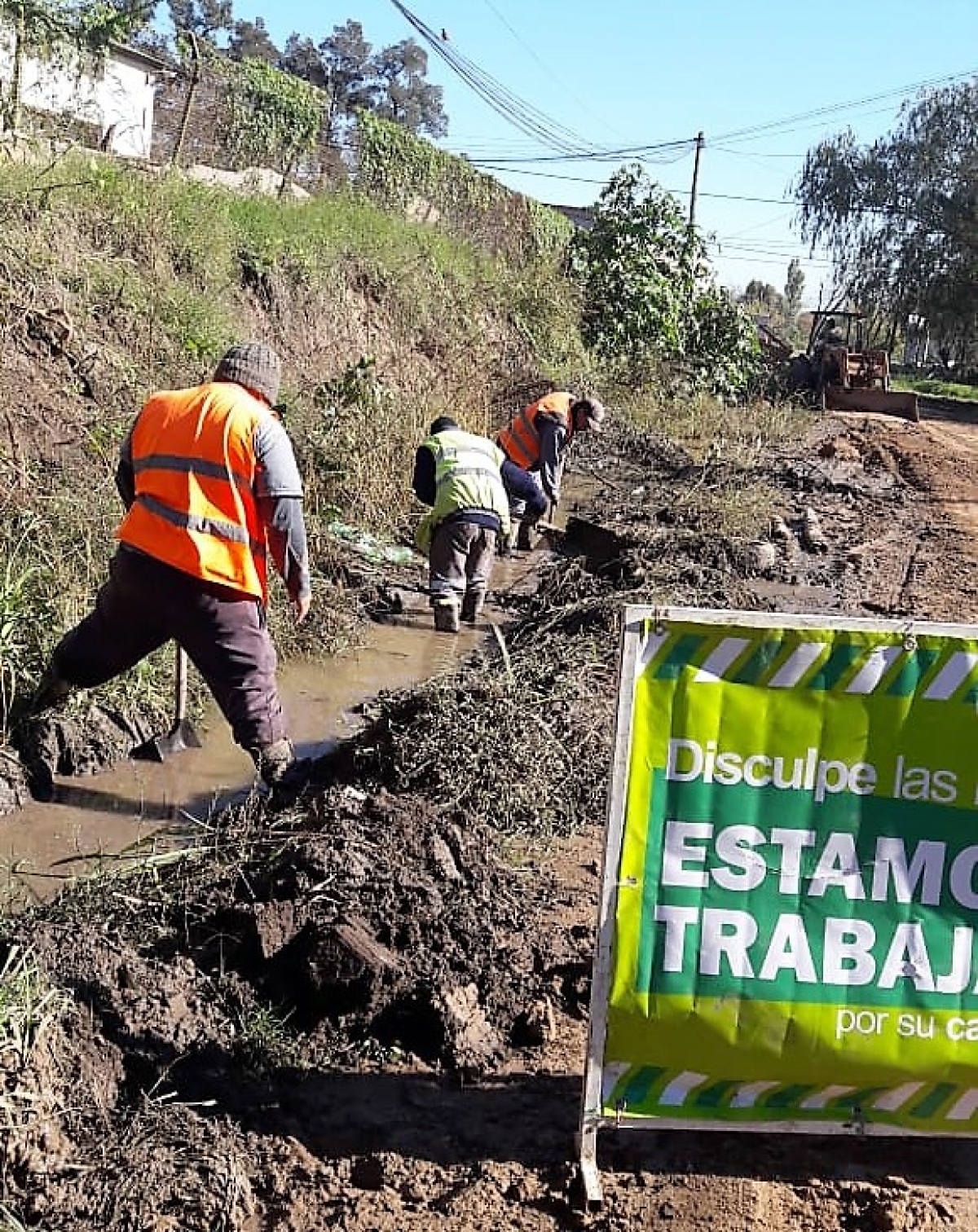 Zanjeo y limpieza de desagües en barrio Güemes