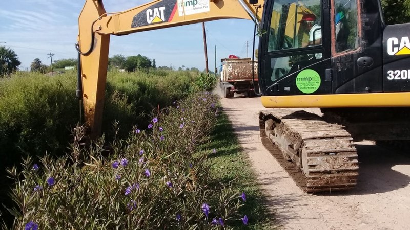 Nivelado y limpieza del canal pluvial sobre Rivadavia