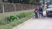 Barrido en la calle Libertad del barrio Santa María