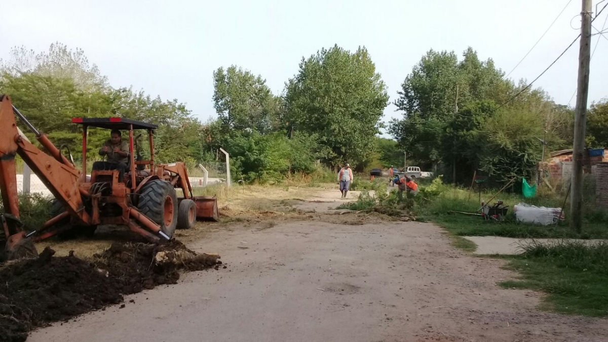 Limpieza y desmalezado en el acceso a la escuela 502