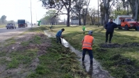 Limpieza de desagües en inmediaciones de Ruta 40.