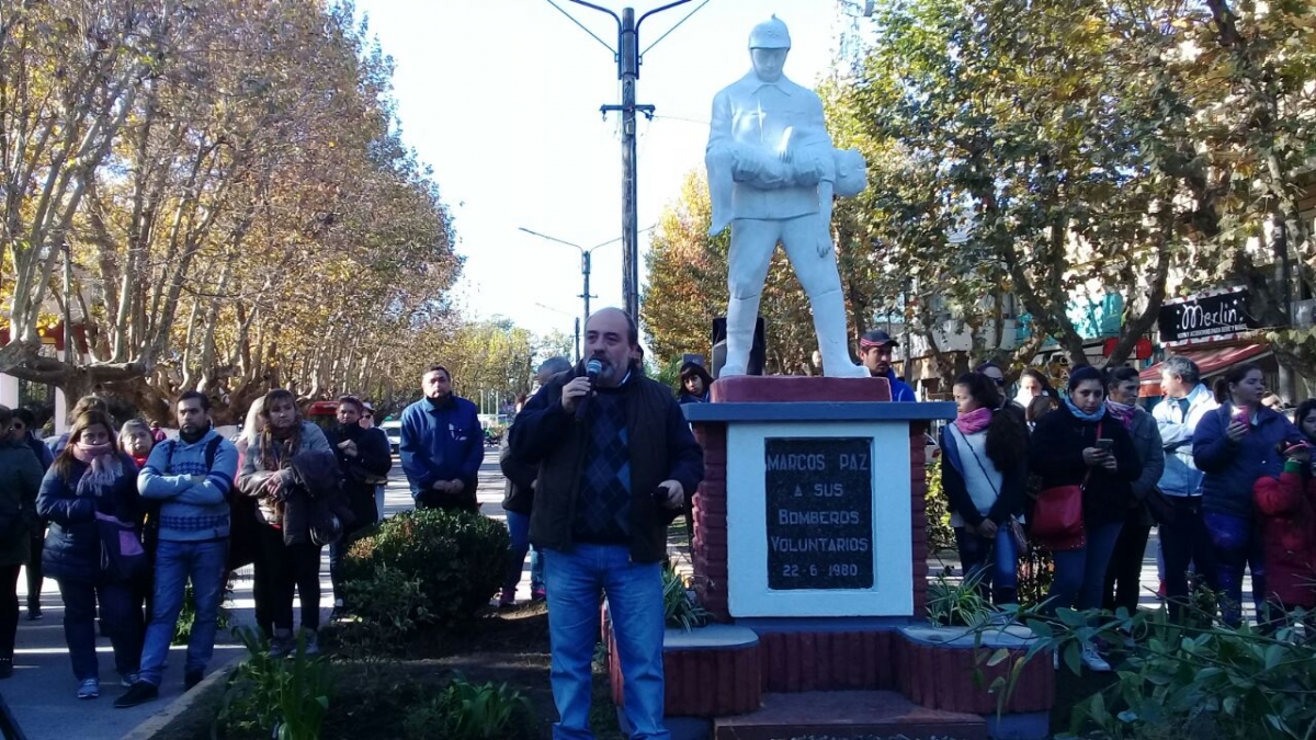 El intendente, junto a los Bomberos Voluntarios en su día