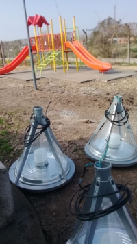 Instalación de luminarias en la plaza del CIC