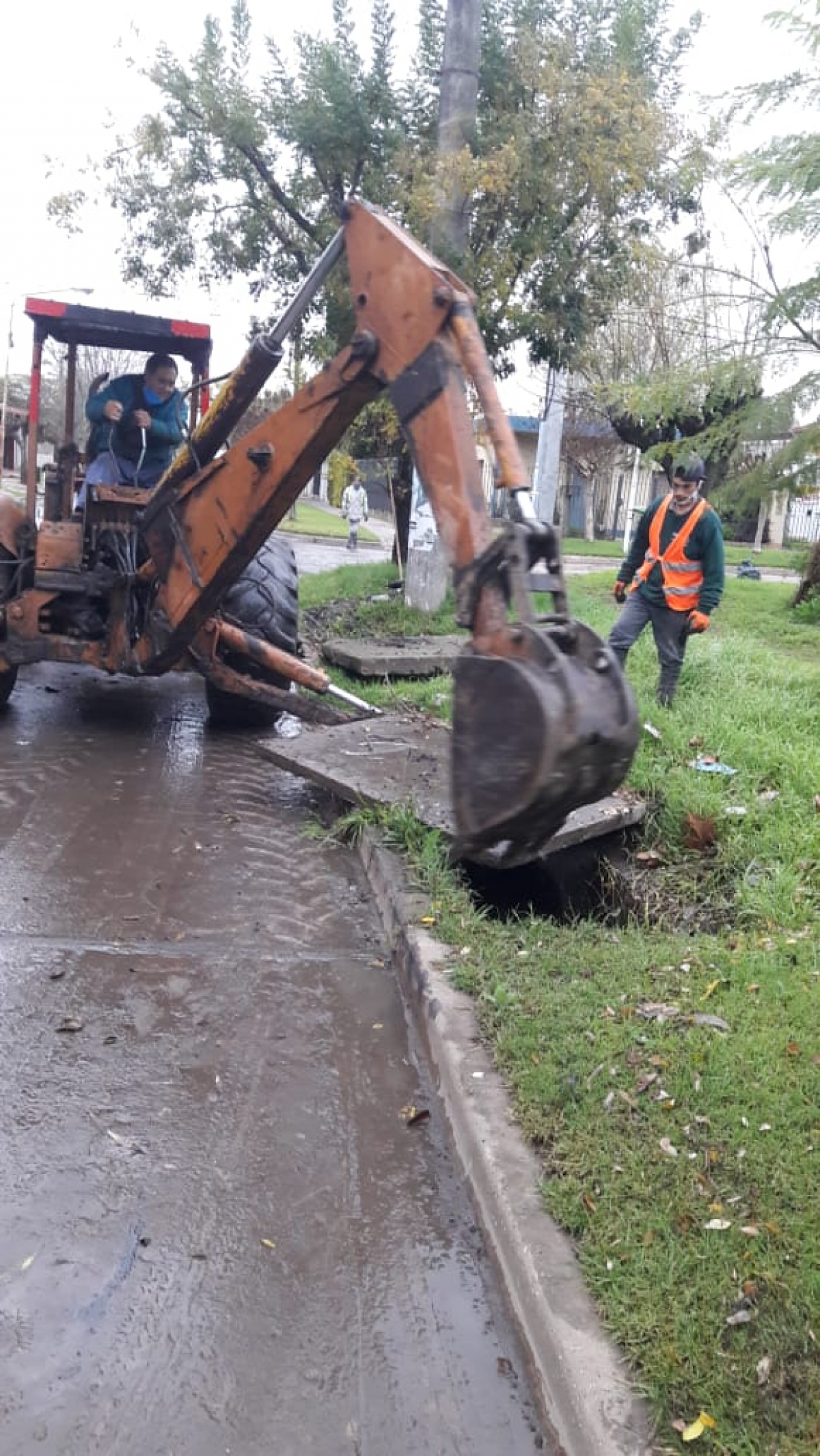 Limpieza y mantenimiento de cámaras, conductos subterráneos y bocas de tormenta en calle Agüero.