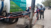 Limpieza de desagües pluviales en Ruta 40, altura La Recova