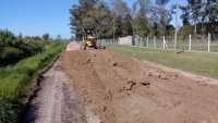 Nivelado y entoscado de la calle Rivadavia en el barrio Bernasconi