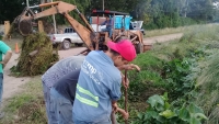 Limpieza del canal pluvial de Rivadavia en El Moro