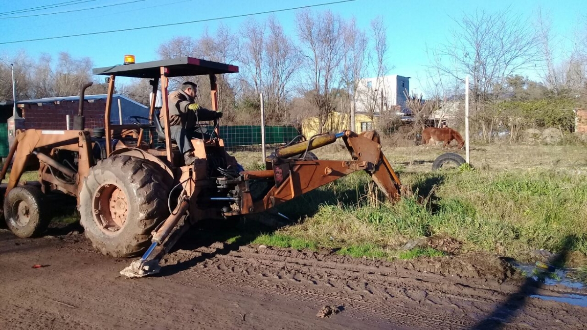 Limpieza, zanjeo y colocación de caños de desagüe en La Milagrosa