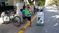 Pintura de cordones y árboles sobre Avellaneda